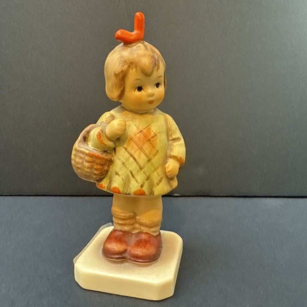 Hummel Club Goebel Figurine "I BROUGHT YOU A GIFT" #479 Made in Germany